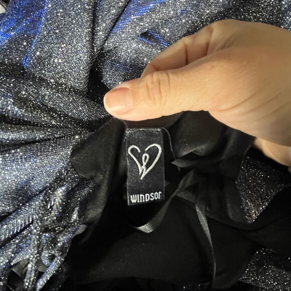 Elegant Silver Evening Gown - Picture 7 of 13